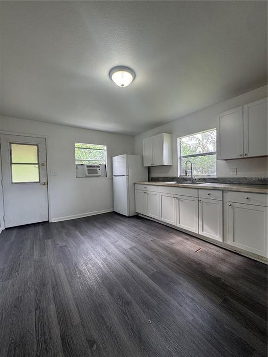 For Sale: $155,000 (2 beds, 1 baths, 816 Square Feet)