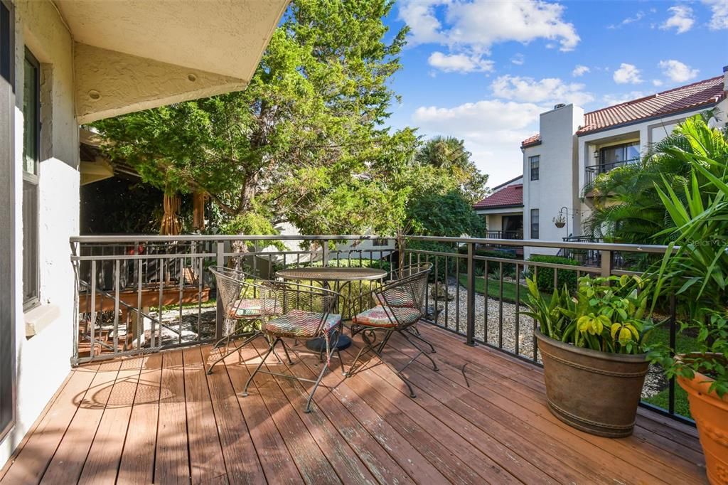 Activo con contrato: $2,600 (2 camas, 2 baños, 1728 Pies cuadrados)