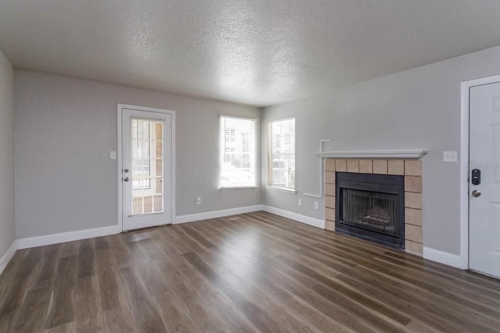 Activo con contrato: $105,000 (2 camas, 2 baños, 935 Pies cuadrados)