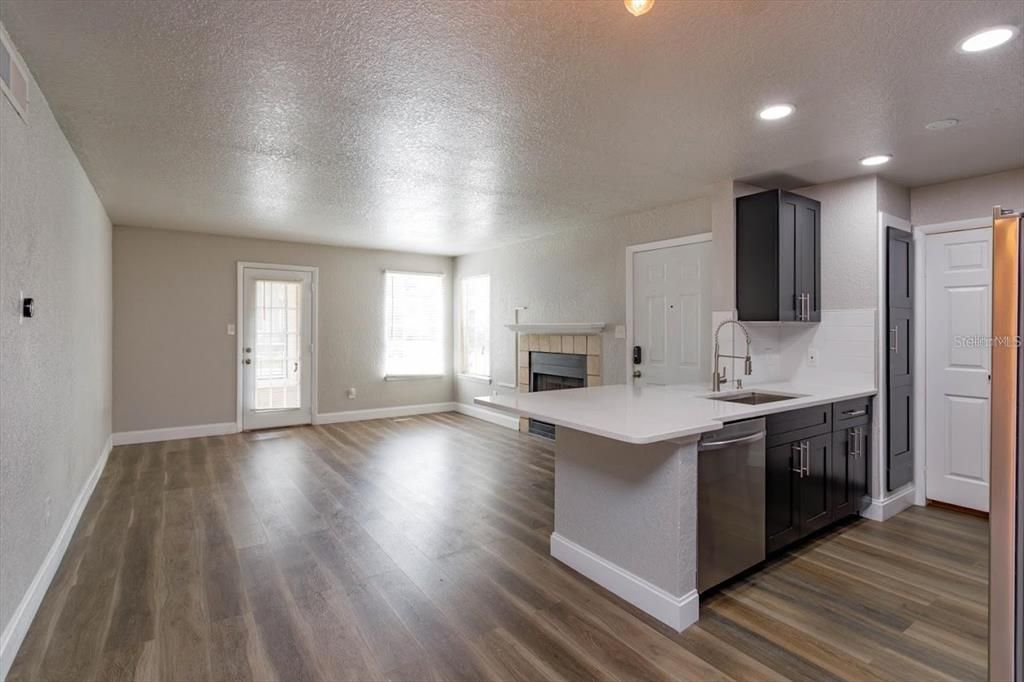 Activo con contrato: $105,000 (2 camas, 2 baños, 935 Pies cuadrados)