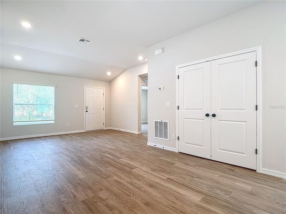 待售: $542,400 (4 贝兹, 0 浴室, 2254 平方英尺)