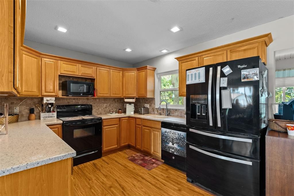 Active With Contract: $250,000 (2 beds, 1 baths, 1014 Square Feet)