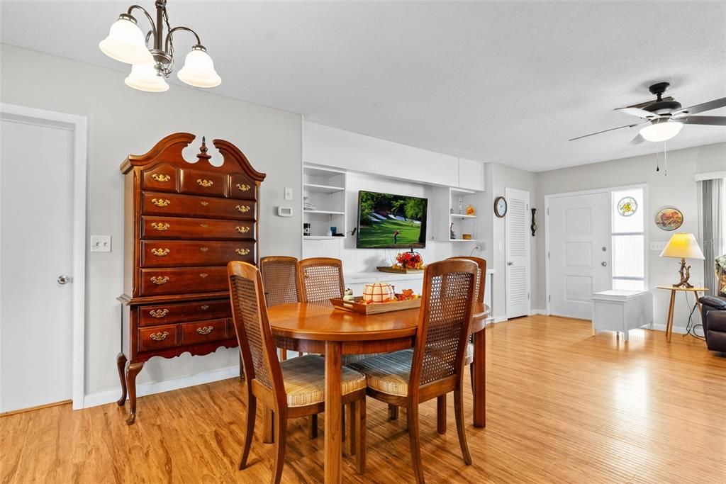 Active With Contract: $250,000 (2 beds, 1 baths, 1014 Square Feet)