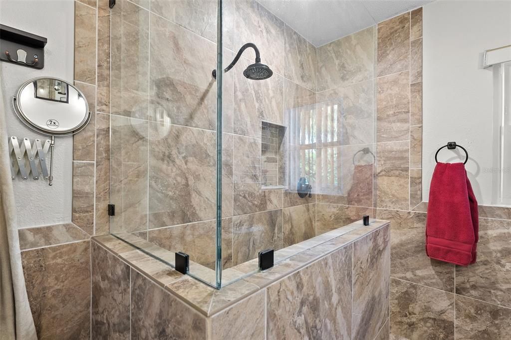 Active With Contract: $250,000 (2 beds, 1 baths, 1014 Square Feet)