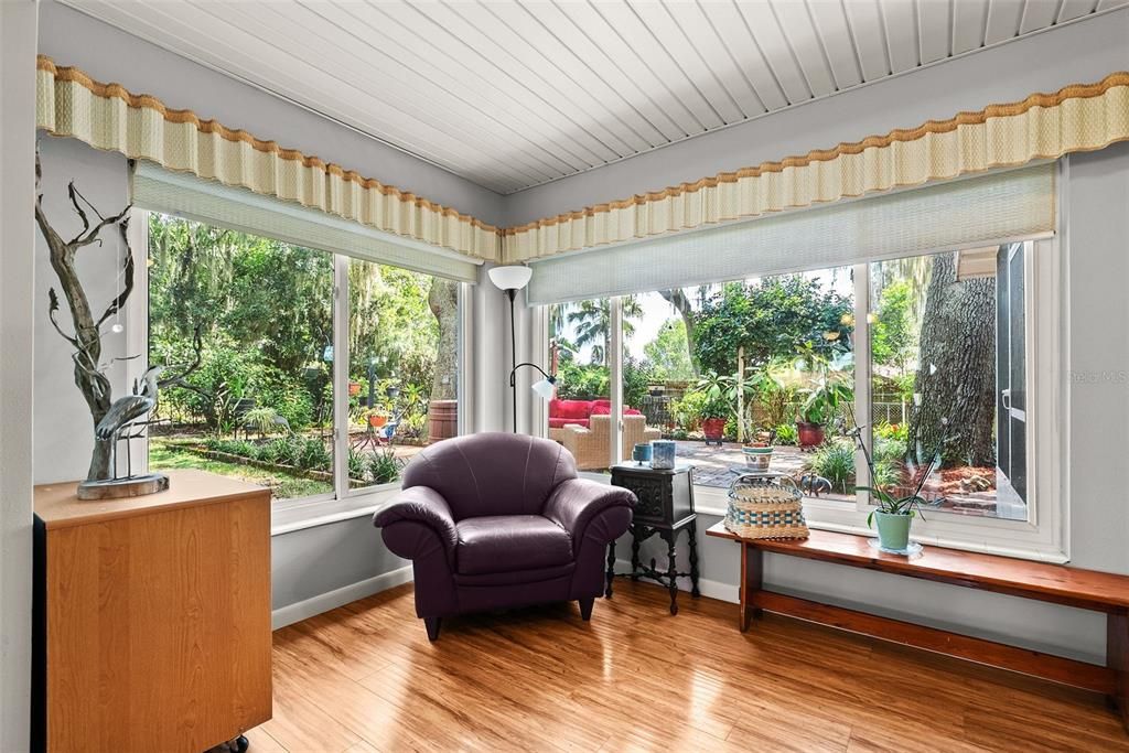 Active With Contract: $250,000 (2 beds, 1 baths, 1014 Square Feet)