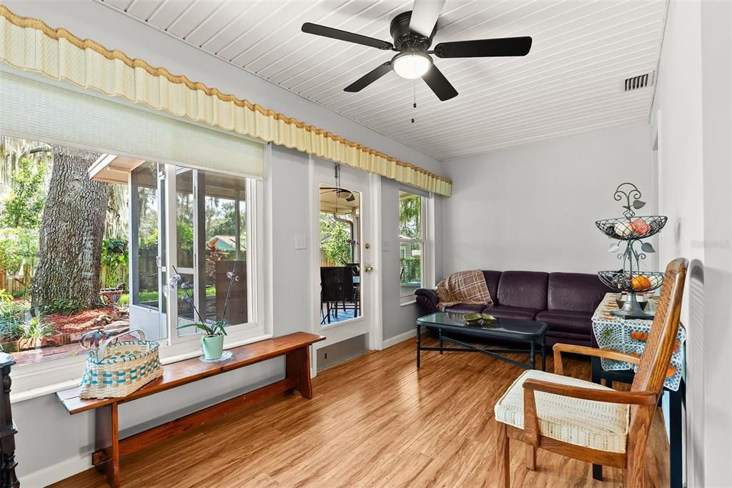 Active With Contract: $250,000 (2 beds, 1 baths, 1014 Square Feet)