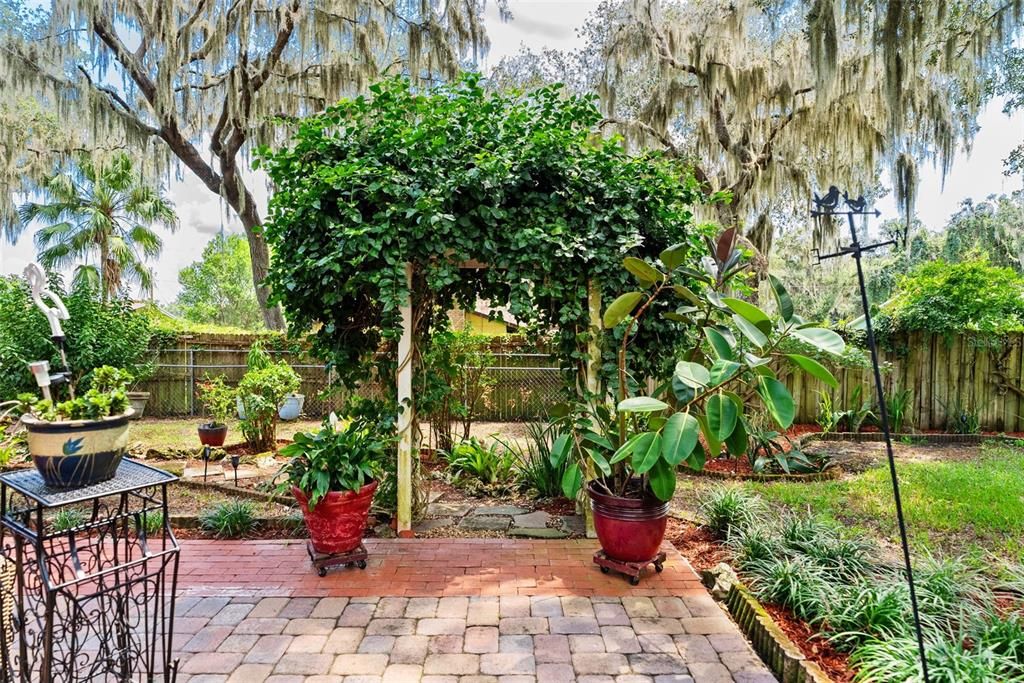 Active With Contract: $250,000 (2 beds, 1 baths, 1014 Square Feet)