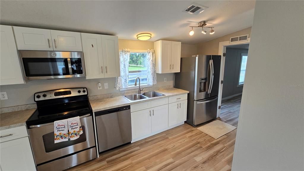 Active With Contract: $219,000 (3 beds, 2 baths, 1216 Square Feet)