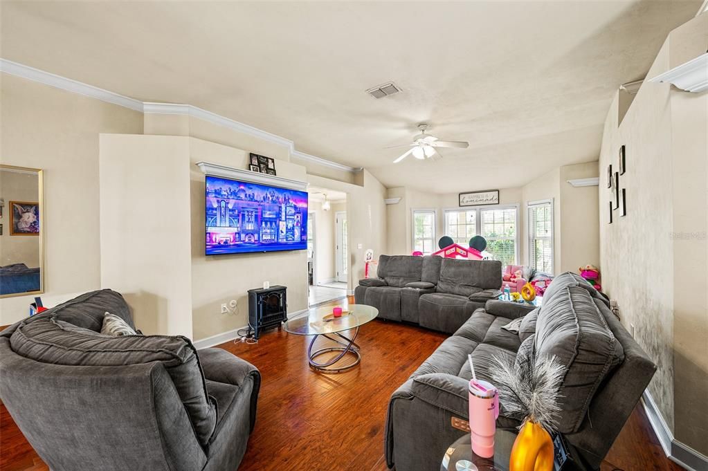 For Sale: $349,000 (3 beds, 2 baths, 1760 Square Feet)