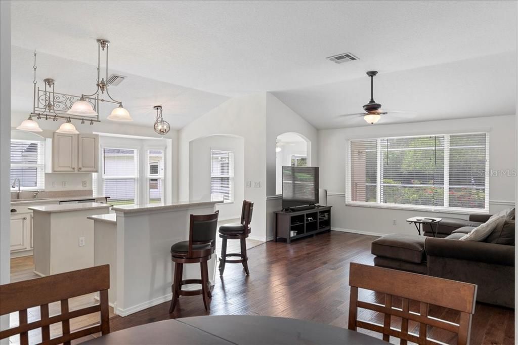 Под контрактом: $499,900 (3 спален, 2 ванн, 1753 Квадратных фут)