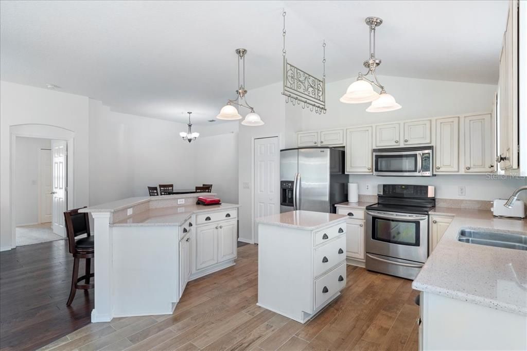 Под контрактом: $499,900 (3 спален, 2 ванн, 1753 Квадратных фут)