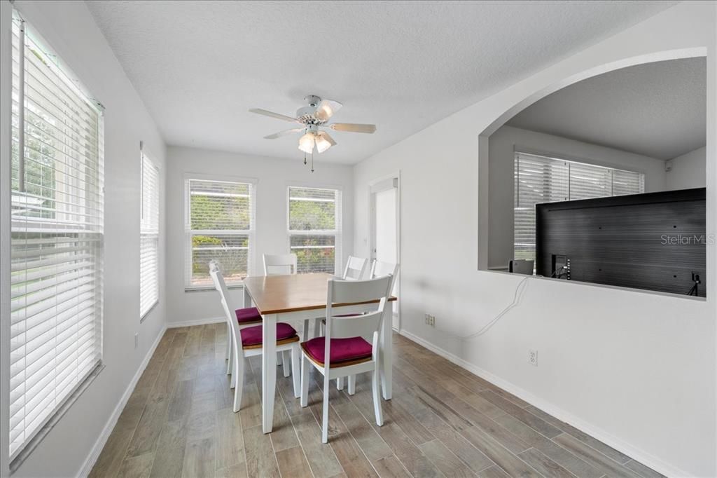 Под контрактом: $499,900 (3 спален, 2 ванн, 1753 Квадратных фут)