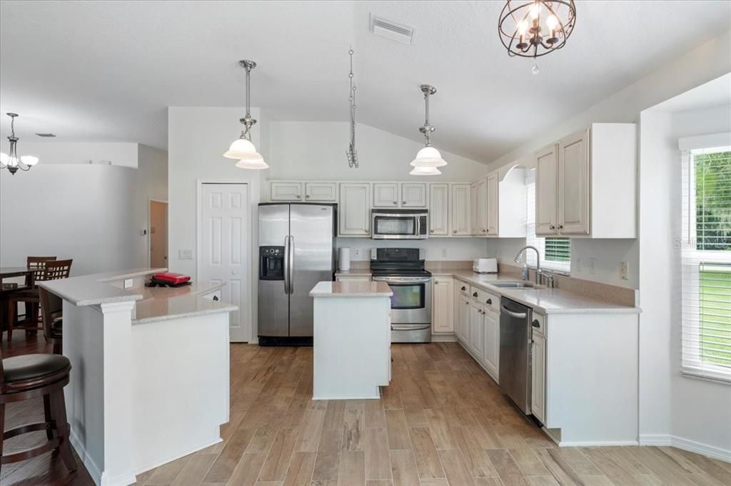 Под контрактом: $499,900 (3 спален, 2 ванн, 1753 Квадратных фут)