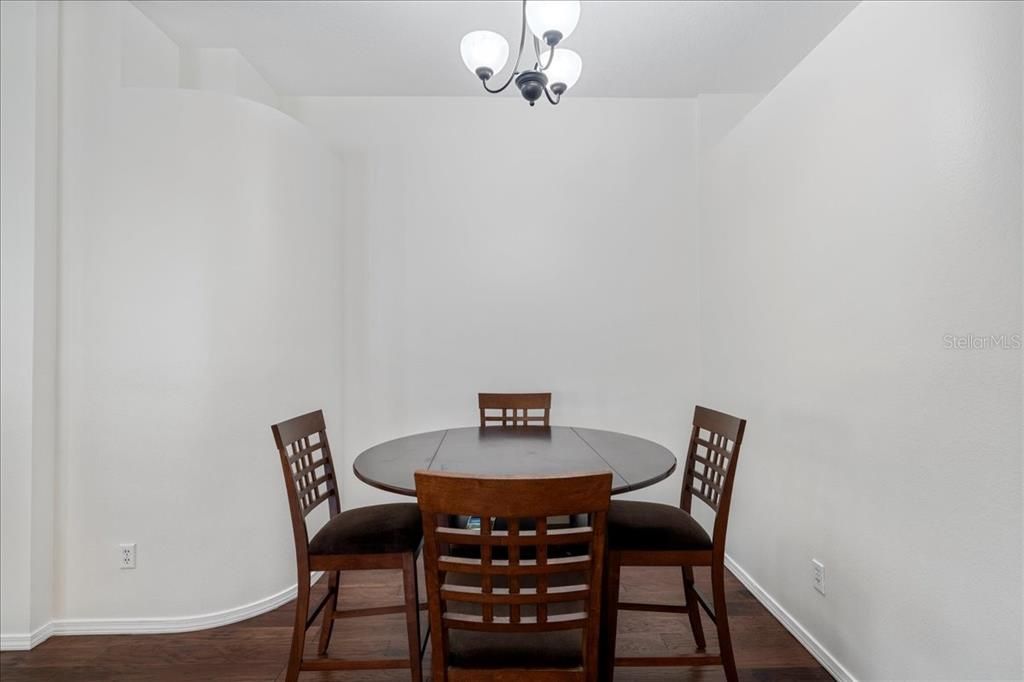 Под контрактом: $499,900 (3 спален, 2 ванн, 1753 Квадратных фут)