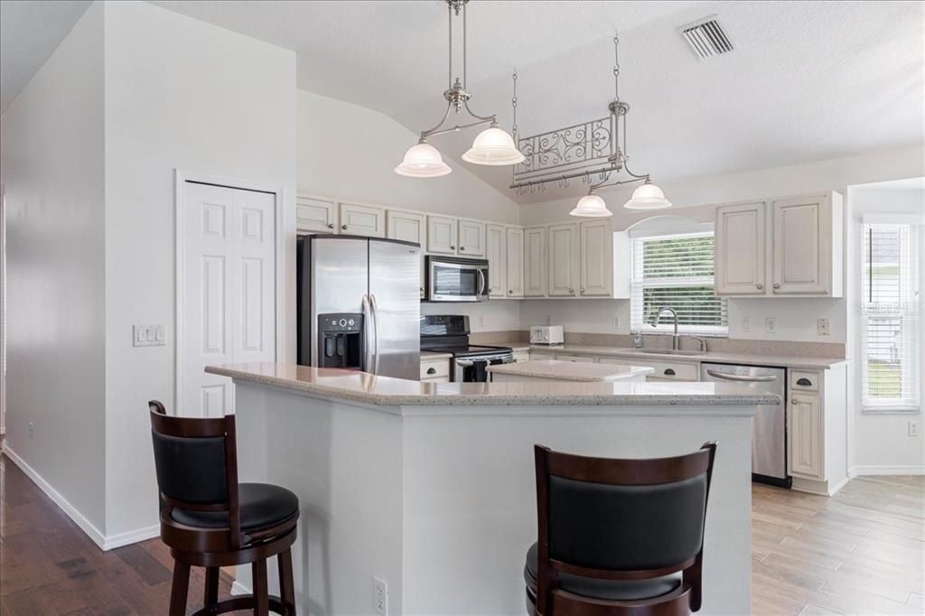 Под контрактом: $499,900 (3 спален, 2 ванн, 1753 Квадратных фут)