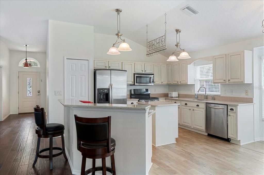 Под контрактом: $499,900 (3 спален, 2 ванн, 1753 Квадратных фут)