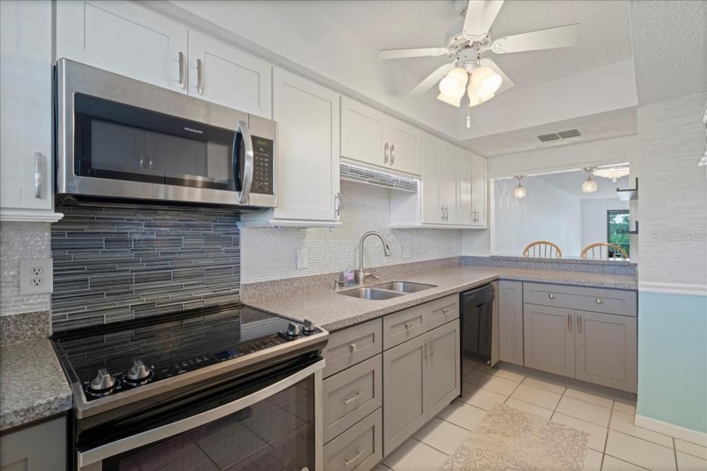 Под контрактом: $179,900 (2 спален, 2 ванн, 1100 Квадратных фут)