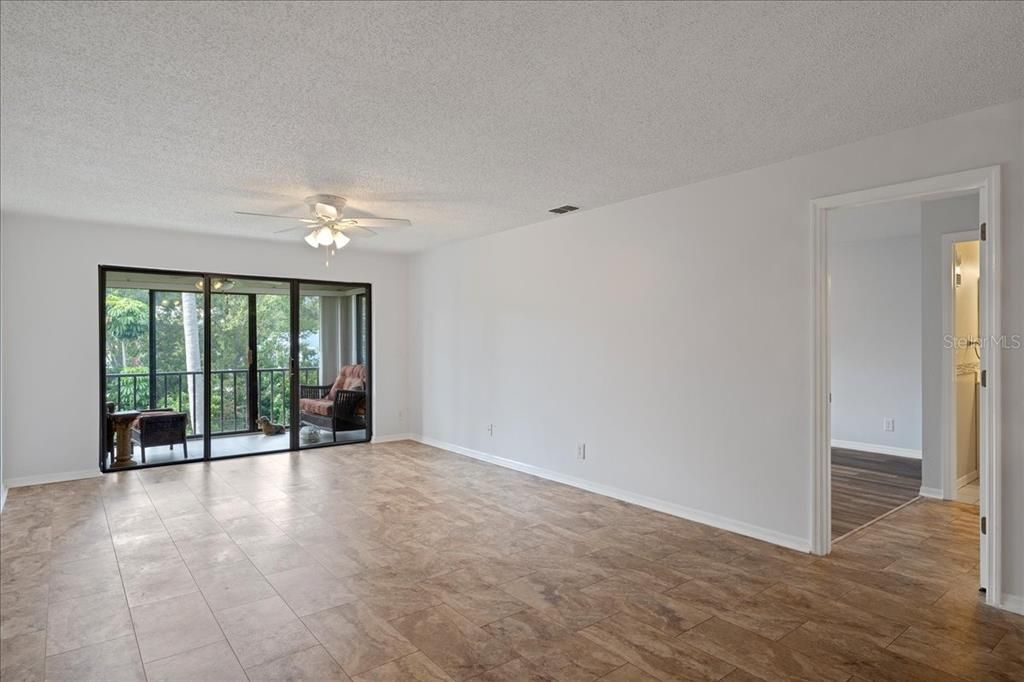 Под контрактом: $179,900 (2 спален, 2 ванн, 1100 Квадратных фут)