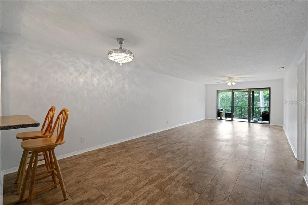 Под контрактом: $179,900 (2 спален, 2 ванн, 1100 Квадратных фут)