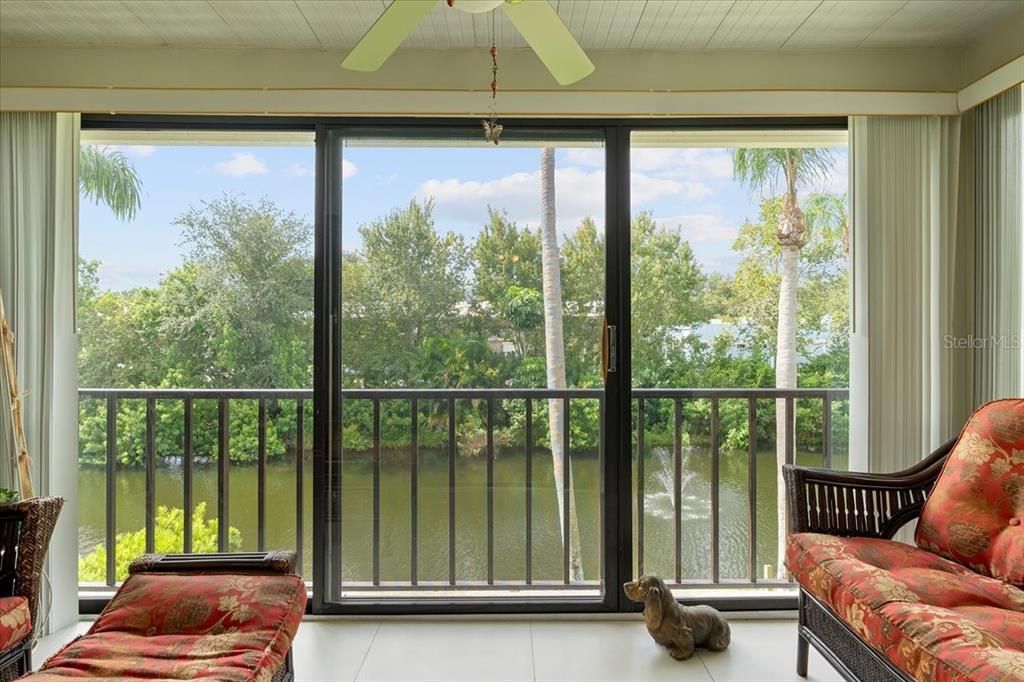 Под контрактом: $179,900 (2 спален, 2 ванн, 1100 Квадратных фут)