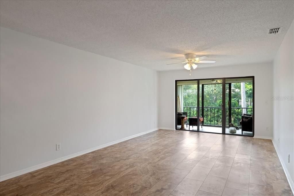 Под контрактом: $179,900 (2 спален, 2 ванн, 1100 Квадратных фут)