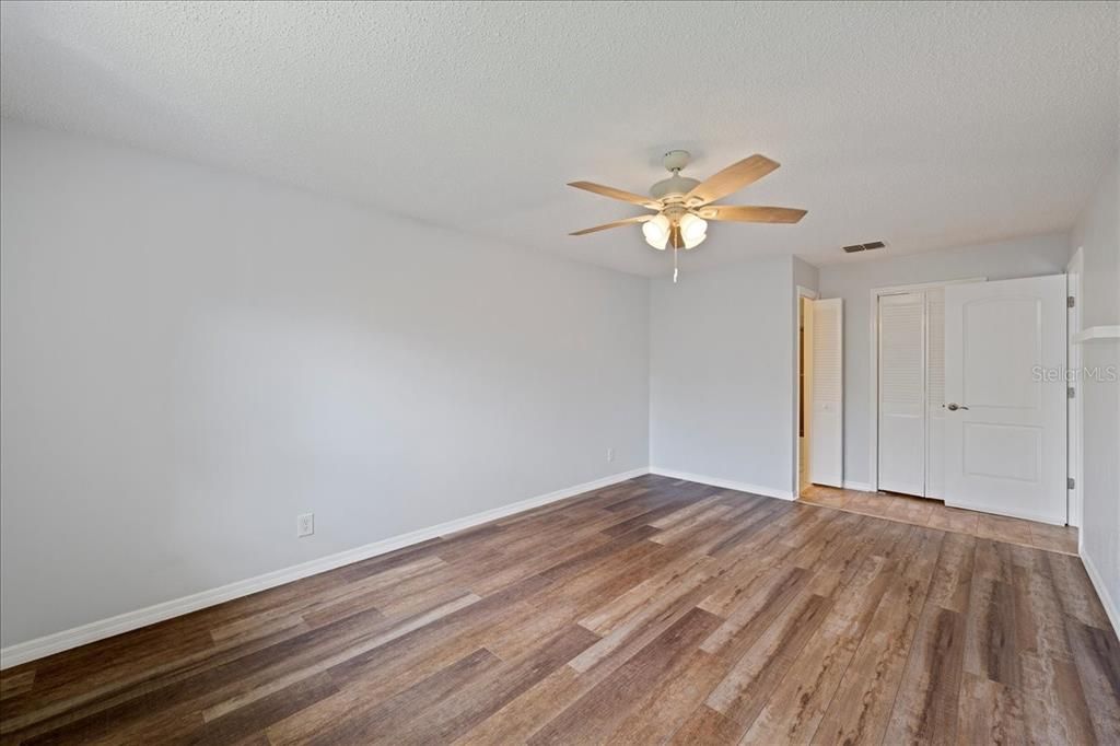 Под контрактом: $179,900 (2 спален, 2 ванн, 1100 Квадратных фут)