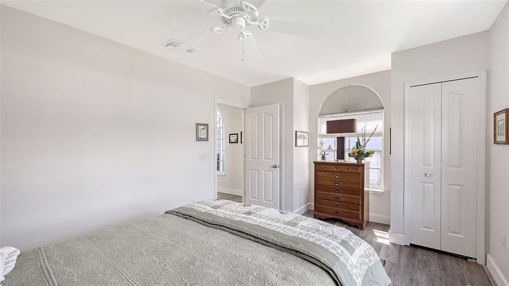 Под контрактом: $459,900 (3 спален, 2 ванн, 2036 Квадратных фут)