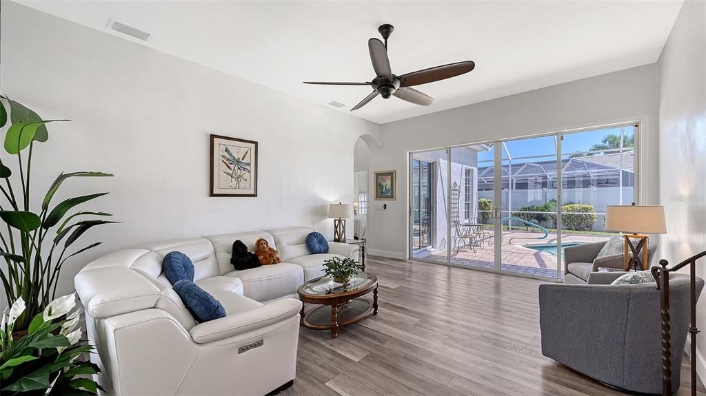 Под контрактом: $459,900 (3 спален, 2 ванн, 2036 Квадратных фут)