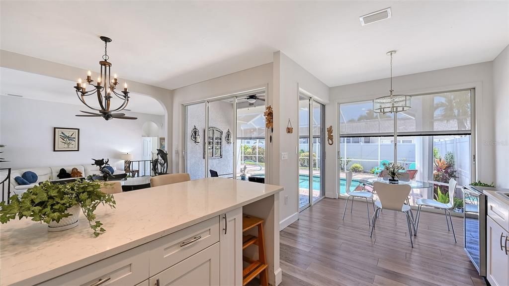 Под контрактом: $459,900 (3 спален, 2 ванн, 2036 Квадратных фут)