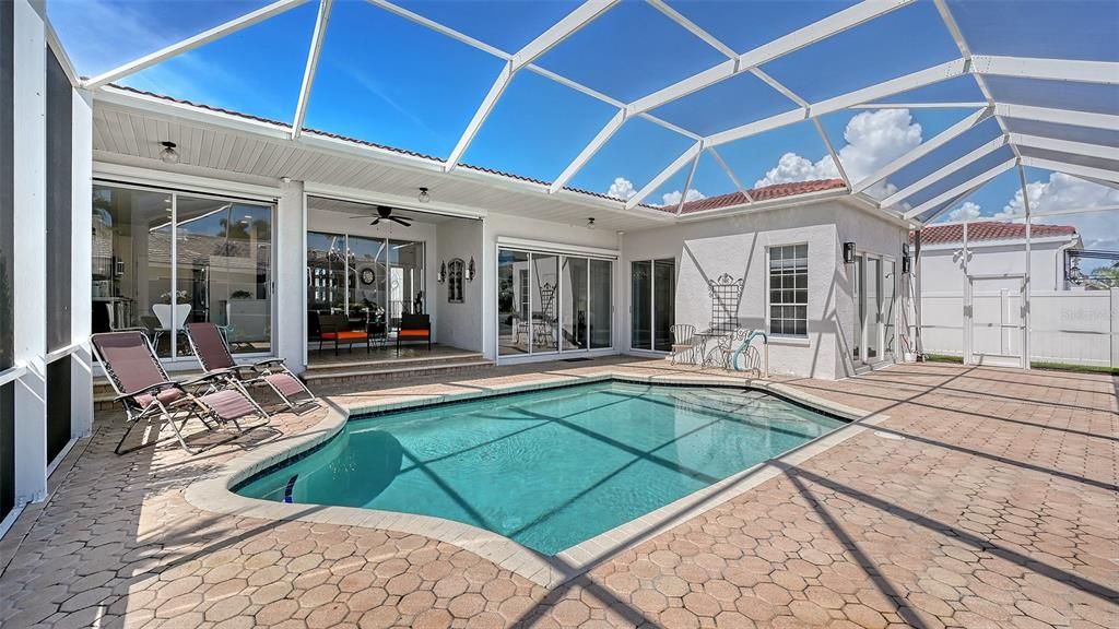 Под контрактом: $459,900 (3 спален, 2 ванн, 2036 Квадратных фут)