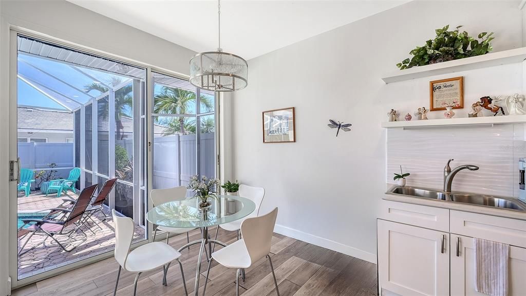 Под контрактом: $459,900 (3 спален, 2 ванн, 2036 Квадратных фут)