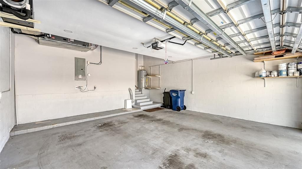 Под контрактом: $459,900 (3 спален, 2 ванн, 2036 Квадратных фут)