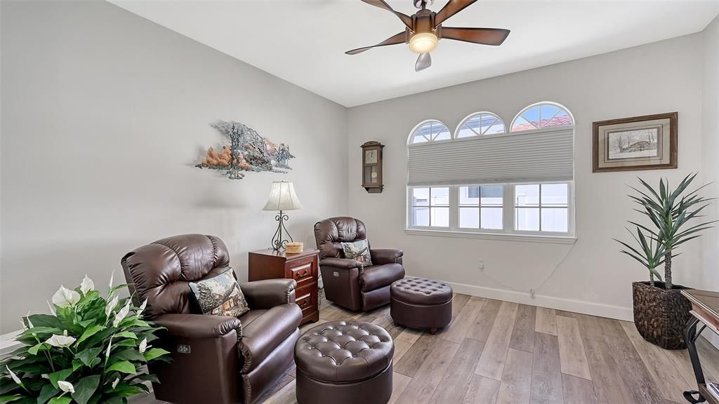 Под контрактом: $459,900 (3 спален, 2 ванн, 2036 Квадратных фут)