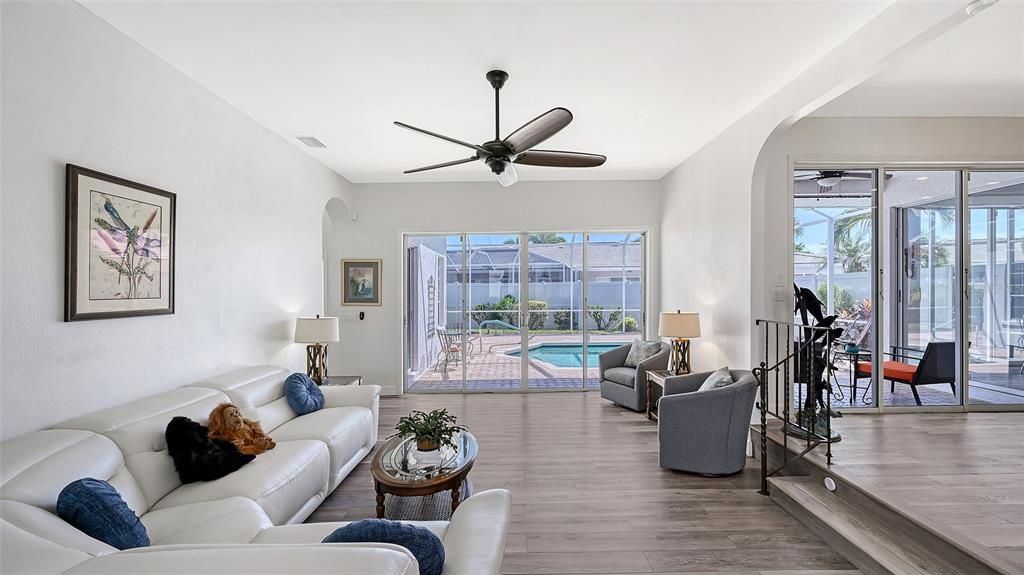 Под контрактом: $459,900 (3 спален, 2 ванн, 2036 Квадратных фут)