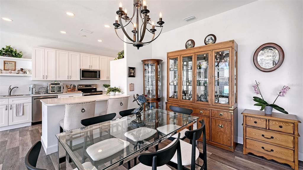 Под контрактом: $459,900 (3 спален, 2 ванн, 2036 Квадратных фут)