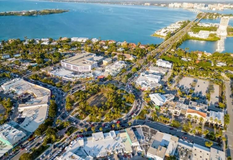 Под контрактом: $459,900 (3 спален, 2 ванн, 2036 Квадратных фут)