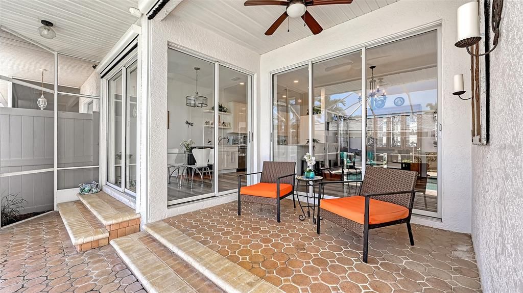 Под контрактом: $459,900 (3 спален, 2 ванн, 2036 Квадратных фут)