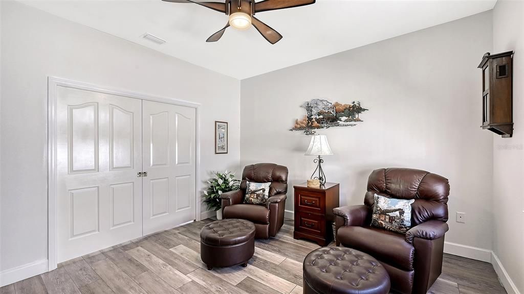 Под контрактом: $459,900 (3 спален, 2 ванн, 2036 Квадратных фут)