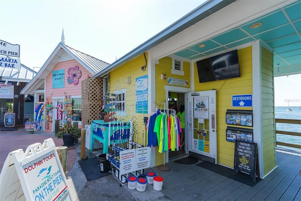 Под контрактом: $459,900 (3 спален, 2 ванн, 2036 Квадратных фут)