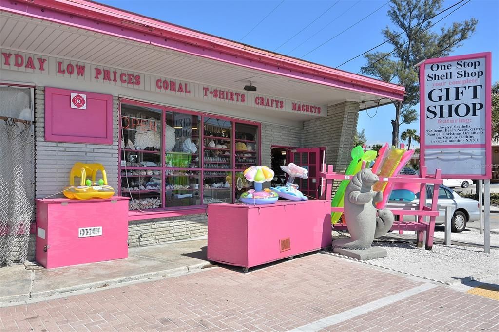 Под контрактом: $459,900 (3 спален, 2 ванн, 2036 Квадратных фут)