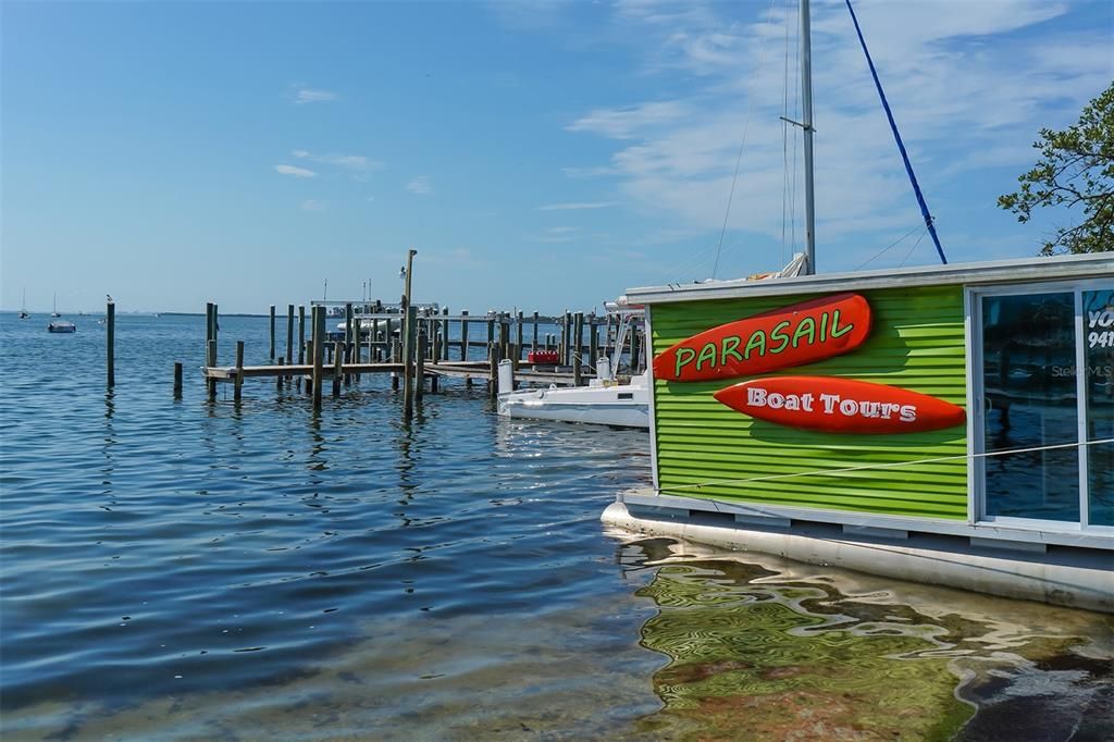 Под контрактом: $459,900 (3 спален, 2 ванн, 2036 Квадратных фут)