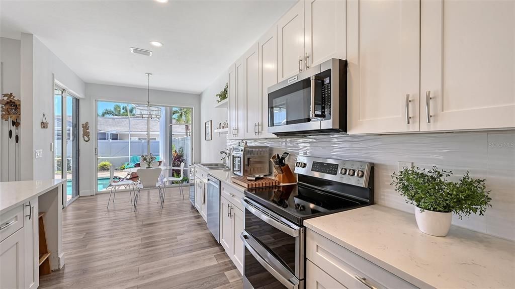 Под контрактом: $459,900 (3 спален, 2 ванн, 2036 Квадратных фут)