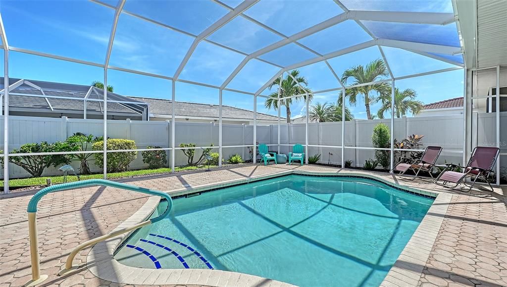 Под контрактом: $459,900 (3 спален, 2 ванн, 2036 Квадратных фут)