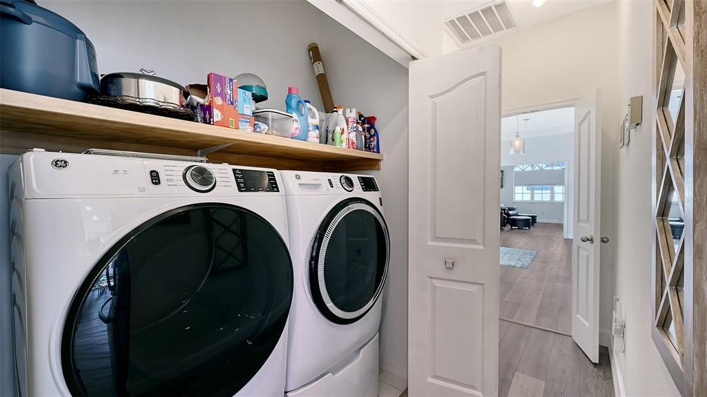 Под контрактом: $459,900 (3 спален, 2 ванн, 2036 Квадратных фут)