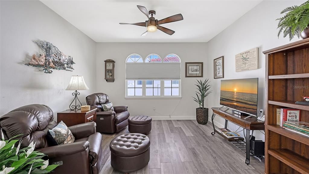 Под контрактом: $459,900 (3 спален, 2 ванн, 2036 Квадратных фут)