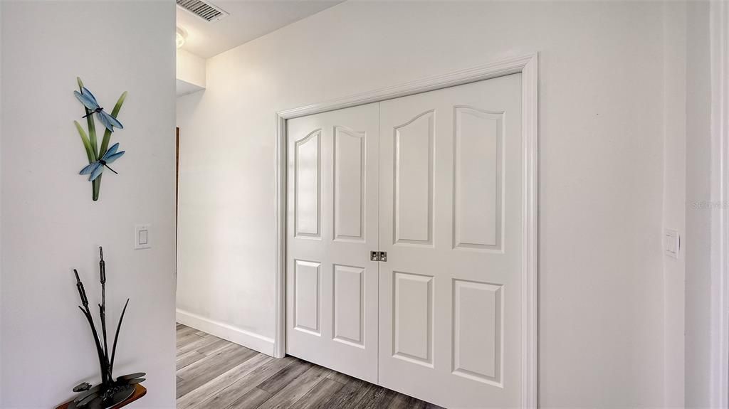 Под контрактом: $459,900 (3 спален, 2 ванн, 2036 Квадратных фут)