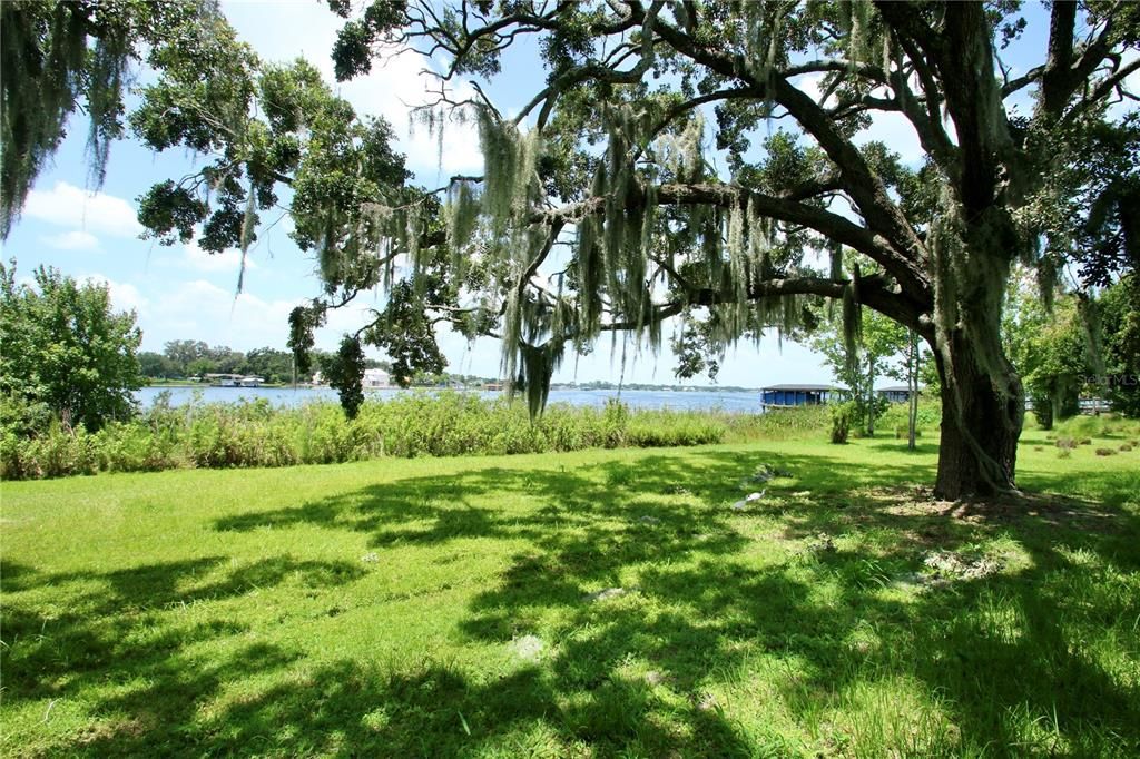 На продажу: $899,000 (0.46 acres)