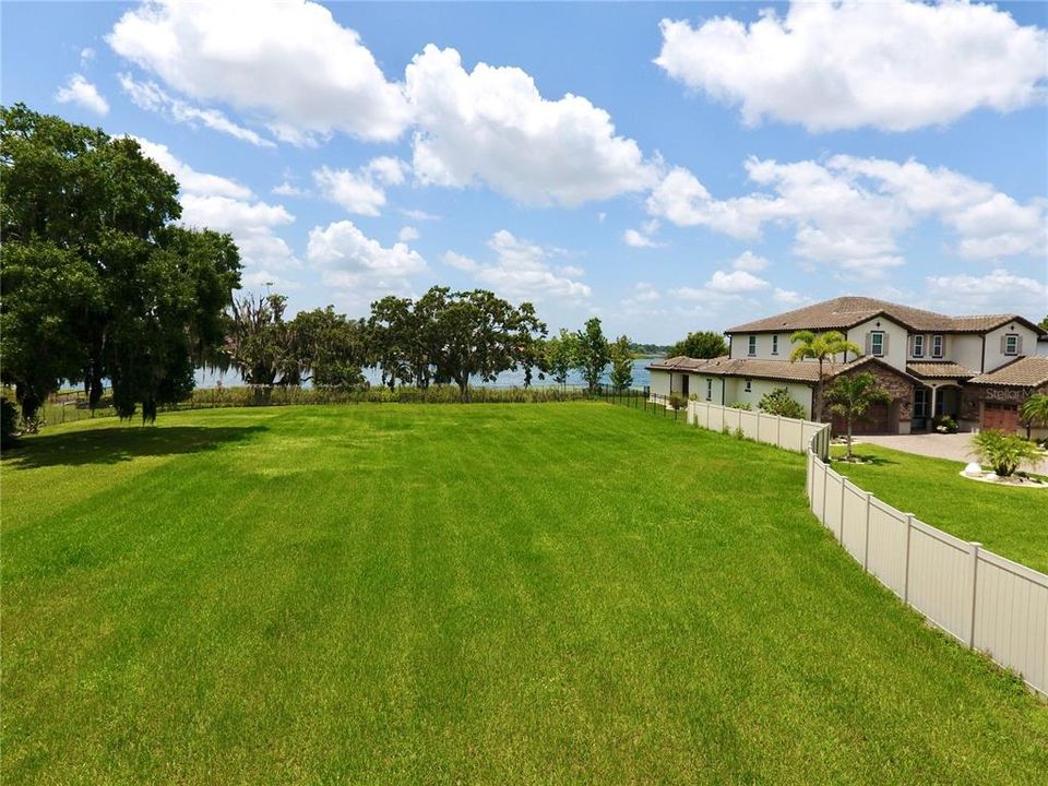 На продажу: $899,000 (0.46 acres)