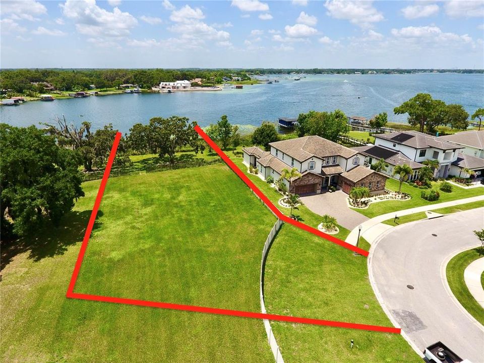 На продажу: $899,000 (0.46 acres)