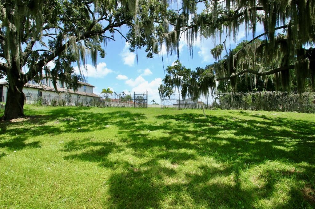 На продажу: $899,000 (0.46 acres)